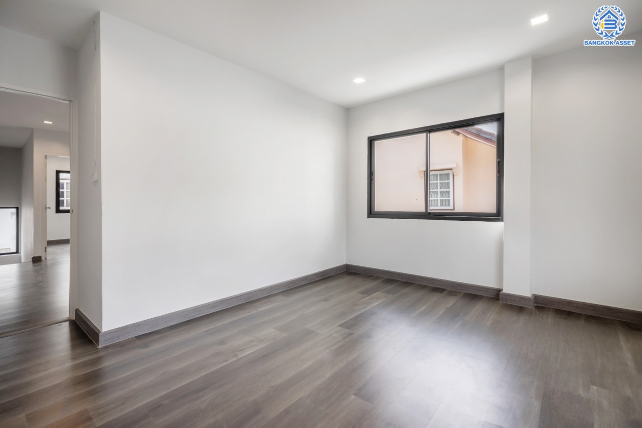 บ้านมือสองตกแต่งใหม่ ม.กฤษดานคร16-17 บรมราชชนนี-พุทธมณฑลสาย3 เนื้อที่ 60 ตร.ว. ฟังก์ชัน 4 ห้องนอน 3 ห้องน้ำ 1 ห้องอเนกประสงค์ จอดรถได้ 2 คัน บนทำเลศักยภาพ เชื่อมต่อเมืองอย่างรวดเร็ว ใกล้ทางคู่ขนานลอยฟ้าบรมราชชนนี ม.มหิดล เซ็นทรัลศาลายา และทางด่วน ฯลฯ...